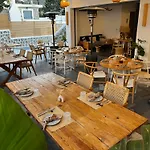 Spongia & Hotel Myrties